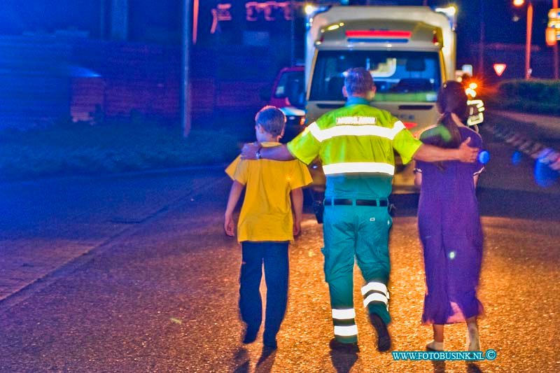 15060104.jpg - ZWIJNDRECHT - (Foto: De kinderen die in het huis aanwezig waren worden onderzocht) 01 juni 2015 Een verwarde man heeft in zijn huis aan de Pieter Zeemanstraat een explosie veroorzaakt. Vele dakpannen kwamen daar door naar beneden en de pui van het huis is beschadigd geraakt door de enorme klap. De manelijke bewoners is aangehouden. Op dat moment waren meerdere mensen in het huis, zijn dochter en zoon en zijn vrouw konden veilig naar buiten komen. Er liggen waarschijnlijk nog meer explosieven in het huis. De Explosieven dienst van de politie doet onderzoek. Uit voorzorg is in de buurt een aantal huizen ontruimd. Deze digitale foto blijft eigendom van FOTOPERSBURO BUSINK. Wij hanteren de voorwaarden van het N.V.F. en N.V.J. Gebruik van deze foto impliceert dat u bekend bent  en akkoord gaat met deze voorwaarden bij publicatie.EB/ETIENNE BUSINK