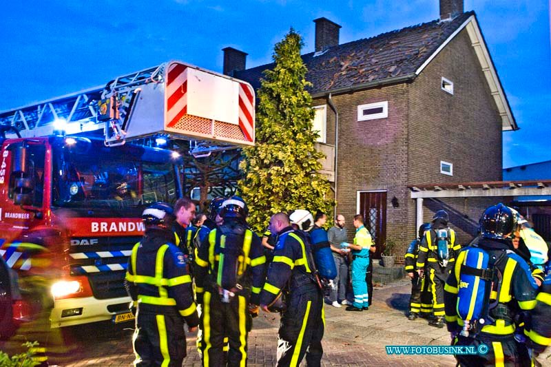 15060105.jpg - ZWIJNDRECHT - (Foto: In het midden de grijze shirt de bewonerdie later werd aangehouden ivm exsplosie)01 juni 2015 Een verwarde man heeft in zijn huis aan de Pieter Zeemanstraat een explosie veroorzaakt. Vele dakpannen kwamen daar door naar beneden en de pui van het huis is beschadigd geraakt door de enorme klap. De manelijke bewoners is aangehouden. Op dat moment waren meerdere mensen in het huis, zijn dochter en zoon en zijn vrouw konden veilig naar buiten komen. Er liggen waarschijnlijk nog meer explosieven in het huis. De Explosieven dienst van de politie doet onderzoek. Uit voorzorg is in de buurt een aantal huizen ontruimd. Deze digitale foto blijft eigendom van FOTOPERSBURO BUSINK. Wij hanteren de voorwaarden van het N.V.F. en N.V.J. Gebruik van deze foto impliceert dat u bekend bent  en akkoord gaat met deze voorwaarden bij publicatie.EB/ETIENNE BUSINK