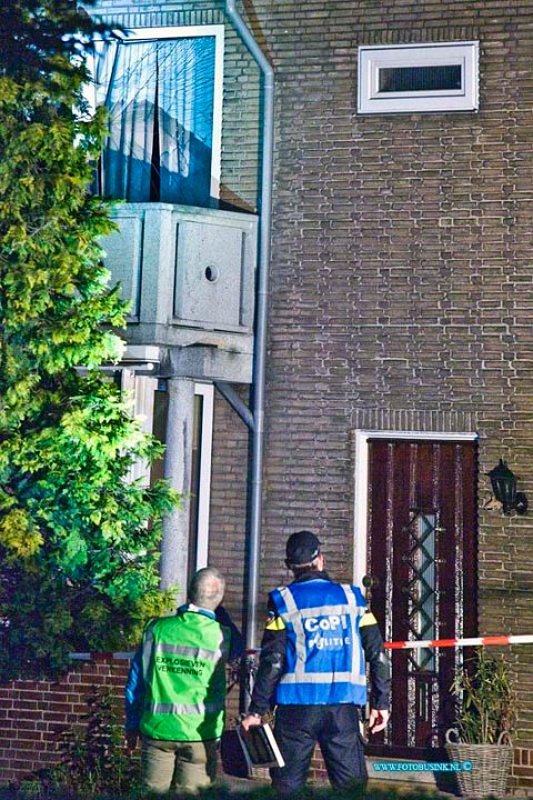 15060107.jpg - ZWIJNDRECHT - 01 juni 2015 Een verwarde man heeft in zijn huis aan de Pieter Zeemanstraat een explosie veroorzaakt. Vele dakpannen kwamen daar door naar beneden en de pui van het huis is beschadigd geraakt door de enorme klap. De manelijke bewoners is aangehouden. Op dat moment waren meerdere mensen in het huis, zijn dochter en zoon en zijn vrouw konden veilig naar buiten komen. Er liggen waarschijnlijk nog meer explosieven in het huis. De Explosieven dienst van de politie doet onderzoek. Uit voorzorg is in de buurt een aantal huizen ontruimd. Deze digitale foto blijft eigendom van FOTOPERSBURO BUSINK. Wij hanteren de voorwaarden van het N.V.F. en N.V.J. Gebruik van deze foto impliceert dat u bekend bent  en akkoord gaat met deze voorwaarden bij publicatie.EB/ETIENNE BUSINK