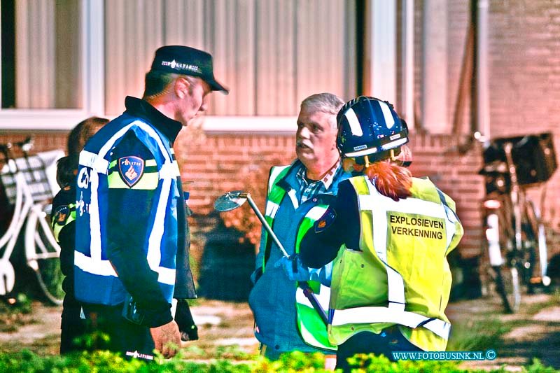 15060108.jpg - ZWIJNDRECHT - 01 juni 2015 Een verwarde man heeft in zijn huis aan de Pieter Zeemanstraat een explosie veroorzaakt. Vele dakpannen kwamen daar door naar beneden en de pui van het huis is beschadigd geraakt door de enorme klap. De manelijke bewoners is aangehouden. Op dat moment waren meerdere mensen in het huis, zijn dochter en zoon en zijn vrouw konden veilig naar buiten komen. Er liggen waarschijnlijk nog meer explosieven in het huis. De Explosieven dienst van de politie doet onderzoek. Uit voorzorg is in de buurt een aantal huizen ontruimd. Deze digitale foto blijft eigendom van FOTOPERSBURO BUSINK. Wij hanteren de voorwaarden van het N.V.F. en N.V.J. Gebruik van deze foto impliceert dat u bekend bent  en akkoord gaat met deze voorwaarden bij publicatie.EB/ETIENNE BUSINK