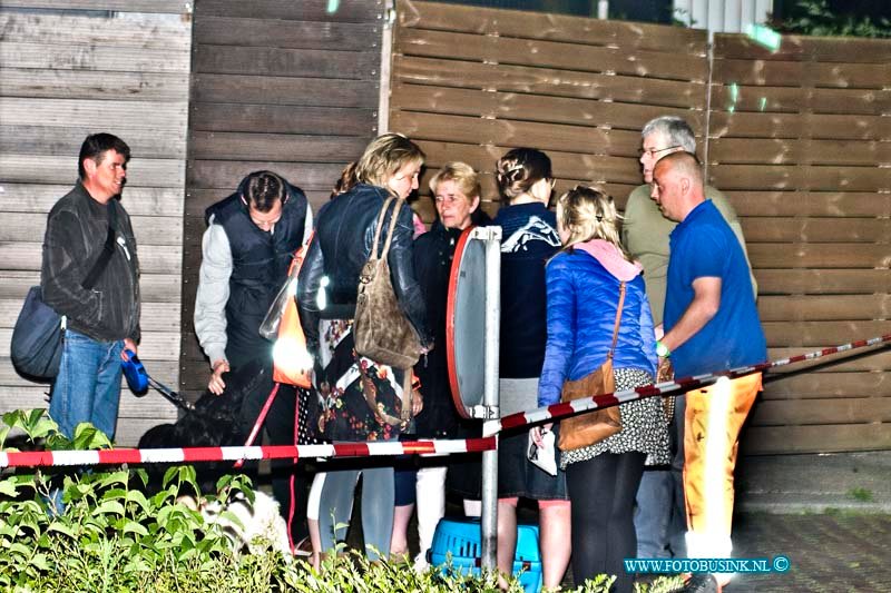 15060109.jpg - ZWIJNDRECHT - (Foto: De naast gelegen bewoners worden opgevangen)01 juni 2015 Een verwarde man heeft in zijn huis aan de Pieter Zeemanstraat een explosie veroorzaakt. Vele dakpannen kwamen daar door naar beneden en de pui van het huis is beschadigd geraakt door de enorme klap. De manelijke bewoners is aangehouden. Op dat moment waren meerdere mensen in het huis, zijn dochter en zoon en zijn vrouw konden veilig naar buiten komen. Er liggen waarschijnlijk nog meer explosieven in het huis. De Explosieven dienst van de politie doet onderzoek. Uit voorzorg is in de buurt een aantal huizen ontruimd. Deze digitale foto blijft eigendom van FOTOPERSBURO BUSINK. Wij hanteren de voorwaarden van het N.V.F. en N.V.J. Gebruik van deze foto impliceert dat u bekend bent  en akkoord gaat met deze voorwaarden bij publicatie.EB/ETIENNE BUSINK