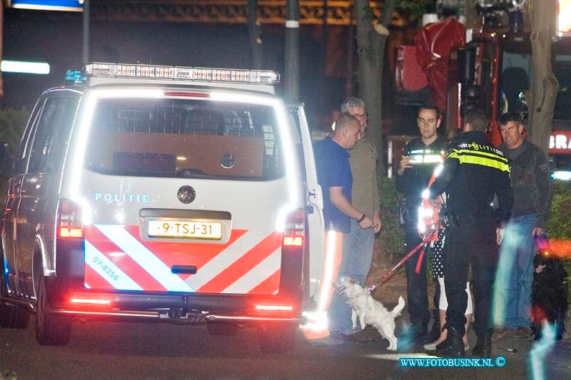 15060110.jpg - ZWIJNDRECHT - 01 juni 2015 Een verwarde man heeft in zijn huis aan de Pieter Zeemanstraat een explosie veroorzaakt. Vele dakpannen kwamen daar door naar beneden en de pui van het huis is beschadigd geraakt door de enorme klap. De manelijke bewoners is aangehouden. Op dat moment waren meerdere mensen in het huis, zijn dochter en zoon en zijn vrouw konden veilig naar buiten komen. Er liggen waarschijnlijk nog meer explosieven in het huis. De Explosieven dienst van de politie doet onderzoek. Uit voorzorg is in de buurt een aantal huizen ontruimd. Deze digitale foto blijft eigendom van FOTOPERSBURO BUSINK. Wij hanteren de voorwaarden van het N.V.F. en N.V.J. Gebruik van deze foto impliceert dat u bekend bent  en akkoord gaat met deze voorwaarden bij publicatie.EB/ETIENNE BUSINK