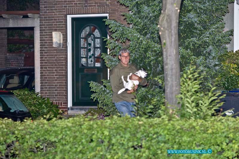 15060112.jpg - ZWIJNDRECHT - ( Foto: Buren redden hun huis dieren en gaan ergens anders logeren) 01 juni 2015 Een verwarde man heeft in zijn huis aan de Pieter Zeemanstraat een explosie veroorzaakt. Vele dakpannen kwamen daar door naar beneden en de pui van het huis is beschadigd geraakt door de enorme klap. De manelijke bewoners is aangehouden. Op dat moment waren meerdere mensen in het huis, zijn dochter en zoon en zijn vrouw konden veilig naar buiten komen. Er liggen waarschijnlijk nog meer explosieven in het huis. De Explosieven dienst van de politie doet onderzoek. Uit voorzorg is in de buurt een aantal huizen ontruimd. Deze digitale foto blijft eigendom van FOTOPERSBURO BUSINK. Wij hanteren de voorwaarden van het N.V.F. en N.V.J. Gebruik van deze foto impliceert dat u bekend bent  en akkoord gaat met deze voorwaarden bij publicatie.EB/ETIENNE BUSINK