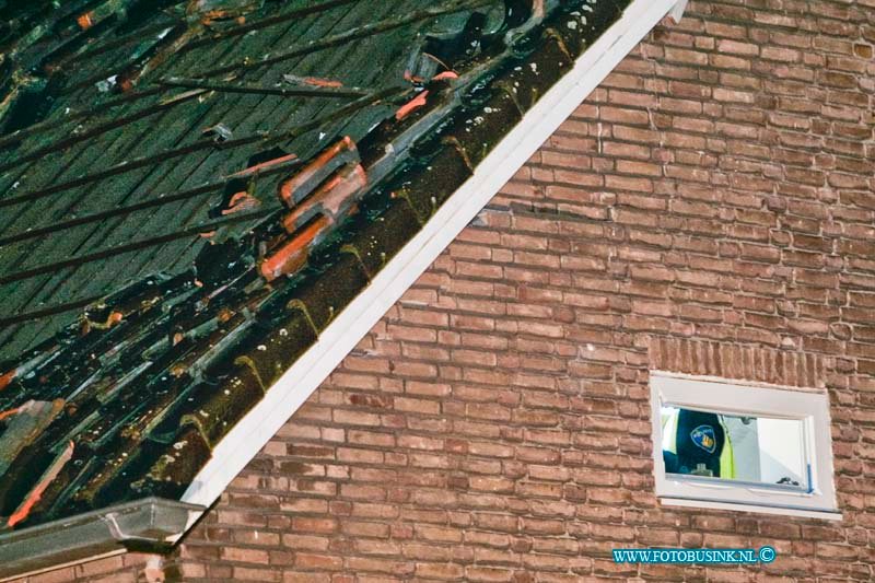 15060113.jpg - ZWIJNDRECHT - ( Foto: Politie doet in het huis onderzoek naar meerdere explosieven)  01 juni 2015 Een verwarde man heeft in zijn huis aan de Pieter Zeemanstraat een explosie veroorzaakt. Vele dakpannen kwamen daar door naar beneden en de pui van het huis is beschadigd geraakt door de enorme klap. De manelijke bewoners is aangehouden. Op dat moment waren meerdere mensen in het huis, zijn dochter en zoon en zijn vrouw konden veilig naar buiten komen. Er liggen waarschijnlijk nog meer explosieven in het huis. De Explosieven dienst van de politie doet onderzoek. Uit voorzorg is in de buurt een aantal huizen ontruimd. Deze digitale foto blijft eigendom van FOTOPERSBURO BUSINK. Wij hanteren de voorwaarden van het N.V.F. en N.V.J. Gebruik van deze foto impliceert dat u bekend bent  en akkoord gaat met deze voorwaarden bij publicatie.EB/ETIENNE BUSINK