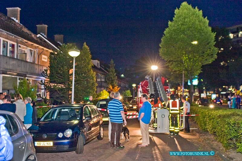 15060114.jpg - ZWIJNDRECHT - 01 juni 2015 Een verwarde man heeft in zijn huis aan de Pieter Zeemanstraat een explosie veroorzaakt. Vele dakpannen kwamen daar door naar beneden en de pui van het huis is beschadigd geraakt door de enorme klap. De manelijke bewoners is aangehouden. Op dat moment waren meerdere mensen in het huis, zijn dochter en zoon en zijn vrouw konden veilig naar buiten komen. Er liggen waarschijnlijk nog meer explosieven in het huis. De Explosieven dienst van de politie doet onderzoek. Uit voorzorg is in de buurt een aantal huizen ontruimd. Deze digitale foto blijft eigendom van FOTOPERSBURO BUSINK. Wij hanteren de voorwaarden van het N.V.F. en N.V.J. Gebruik van deze foto impliceert dat u bekend bent  en akkoord gaat met deze voorwaarden bij publicatie.EB/ETIENNE BUSINK