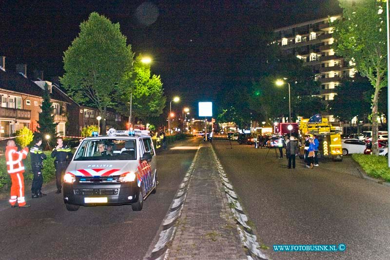 15060115.jpg - ZWIJNDRECHT - 01 juni 2015 Een verwarde man heeft in zijn huis aan de Pieter Zeemanstraat een explosie veroorzaakt. Vele dakpannen kwamen daar door naar beneden en de pui van het huis is beschadigd geraakt door de enorme klap. De manelijke bewoners is aangehouden. Op dat moment waren meerdere mensen in het huis, zijn dochter en zoon en zijn vrouw konden veilig naar buiten komen. Er liggen waarschijnlijk nog meer explosieven in het huis. De Explosieven dienst van de politie doet onderzoek. Uit voorzorg is in de buurt een aantal huizen ontruimd. Deze digitale foto blijft eigendom van FOTOPERSBURO BUSINK. Wij hanteren de voorwaarden van het N.V.F. en N.V.J. Gebruik van deze foto impliceert dat u bekend bent  en akkoord gaat met deze voorwaarden bij publicatie.EB/ETIENNE BUSINK