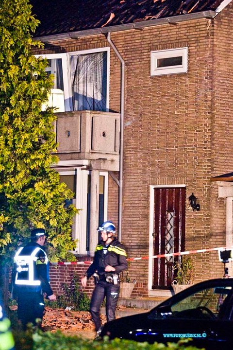 15060116.jpg - ZWIJNDRECHT - 01 juni 2015 Een verwarde man heeft in zijn huis aan de Pieter Zeemanstraat een explosie veroorzaakt. Vele dakpannen kwamen daar door naar beneden en de pui van het huis is beschadigd geraakt door de enorme klap. De manelijke bewoners is aangehouden. Op dat moment waren meerdere mensen in het huis, zijn dochter en zoon en zijn vrouw konden veilig naar buiten komen. Er liggen waarschijnlijk nog meer explosieven in het huis. De Explosieven dienst van de politie doet onderzoek. Uit voorzorg is in de buurt een aantal huizen ontruimd. Deze digitale foto blijft eigendom van FOTOPERSBURO BUSINK. Wij hanteren de voorwaarden van het N.V.F. en N.V.J. Gebruik van deze foto impliceert dat u bekend bent  en akkoord gaat met deze voorwaarden bij publicatie.EB/ETIENNE BUSINK