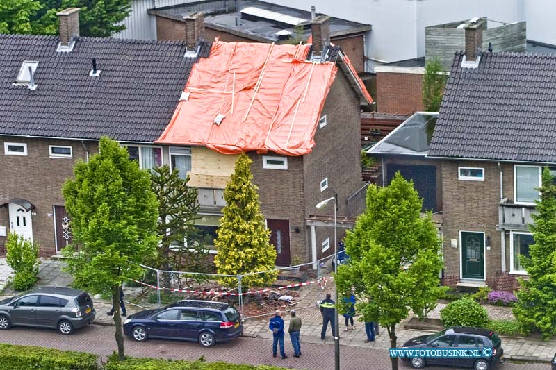 15060201.jpg - ZWIJNDRECHT - 02- juni 2015 Zwijndrecht - Een dag na de explosie van vuurwerk op een zolder van een hoekwoning aan de Pieter Zeemanstraat bekijken politie en hulpdiensten de schade samen met de buurt bewoners. Het getroffen huis zelf is onbewoonbaar verklaard.Deze digitale foto blijft eigendom van FOTOPERSBURO BUSINK. Wij hanteren de voorwaarden van het N.V.F. en N.V.J. Gebruik van deze foto impliceert dat u bekend bent  en akkoord gaat met deze voorwaarden bij publicatie.EB/ETIENNE BUSINK