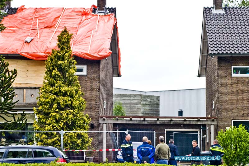 15060202.jpg - ZWIJNDRECHT - 02- juni 2015 Zwijndrecht - Een dag na de explosie van vuurwerk op een zolder van een hoekwoning aan de Pieter Zeemanstraat bekijken politie en hulpdiensten de schade samen met de buurt bewoners. Het getroffen huis zelf is onbewoonbaar verklaard.Deze digitale foto blijft eigendom van FOTOPERSBURO BUSINK. Wij hanteren de voorwaarden van het N.V.F. en N.V.J. Gebruik van deze foto impliceert dat u bekend bent  en akkoord gaat met deze voorwaarden bij publicatie.EB/ETIENNE BUSINK