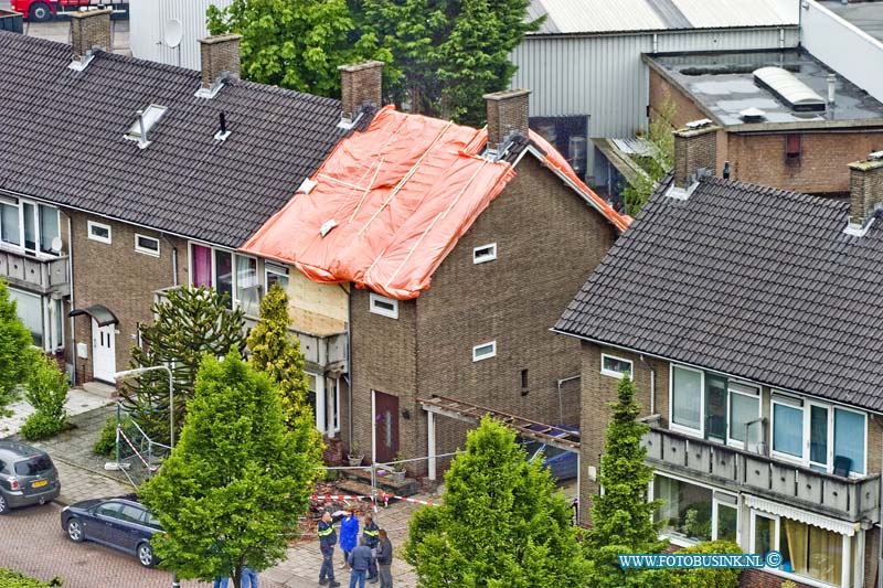 15060203.jpg - ZWIJNDRECHT - 02- juni 2015 Zwijndrecht - Een dag na de explosie van vuurwerk op een zolder van een hoekwoning aan de Pieter Zeemanstraat bekijken politie en hulpdiensten de schade samen met de buurt bewoners. Het getroffen huis zelf is onbewoonbaar verklaard.Deze digitale foto blijft eigendom van FOTOPERSBURO BUSINK. Wij hanteren de voorwaarden van het N.V.F. en N.V.J. Gebruik van deze foto impliceert dat u bekend bent  en akkoord gaat met deze voorwaarden bij publicatie.EB/ETIENNE BUSINK