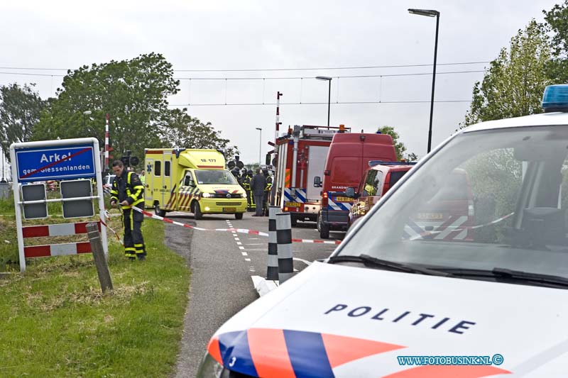 15060205.jpg - ARKEL - 02 junu2015 persoon onder de trein bij spoorweg overgang aan de Vlietkade het trein vereer tusen Dordecht en geldermaalse lugt stil. De person is overleden over de toedracht s nog niks bekend.Deze digitale foto blijft eigendom van FOTOPERSBURO BUSINK. Wij hanteren de voorwaarden van het N.V.F. en N.V.J. Gebruik van deze foto impliceert dat u bekend bent  en akkoord gaat met deze voorwaarden bij publicatie.EB/ETIENNE BUSINK