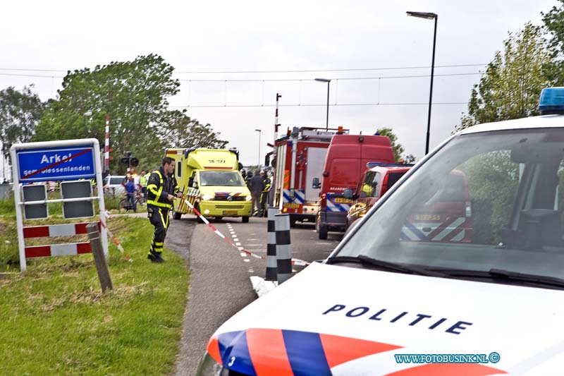 15060206.jpg - ARKEL - 02 junu2015 persoon onder de trein bij spoorweg overgang aan de Vlietkade het trein vereer tusen Dordecht en geldermaalse lugt stil. De person is overleden over de toedracht s nog niks bekend.Deze digitale foto blijft eigendom van FOTOPERSBURO BUSINK. Wij hanteren de voorwaarden van het N.V.F. en N.V.J. Gebruik van deze foto impliceert dat u bekend bent  en akkoord gaat met deze voorwaarden bij publicatie.EB/ETIENNE BUSINK