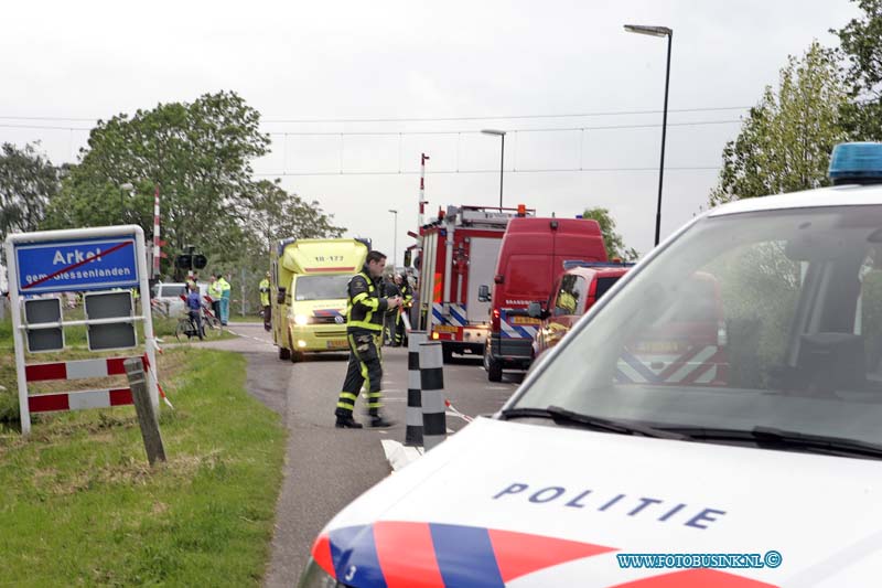 15060207.jpg - ARKEL - 02 junu2015 persoon onder de trein bij spoorweg overgang aan de Vlietkade het trein vereer tusen Dordecht en geldermaalse lugt stil. De person is overleden over de toedracht s nog niks bekend.Deze digitale foto blijft eigendom van FOTOPERSBURO BUSINK. Wij hanteren de voorwaarden van het N.V.F. en N.V.J. Gebruik van deze foto impliceert dat u bekend bent  en akkoord gaat met deze voorwaarden bij publicatie.EB/ETIENNE BUSINK