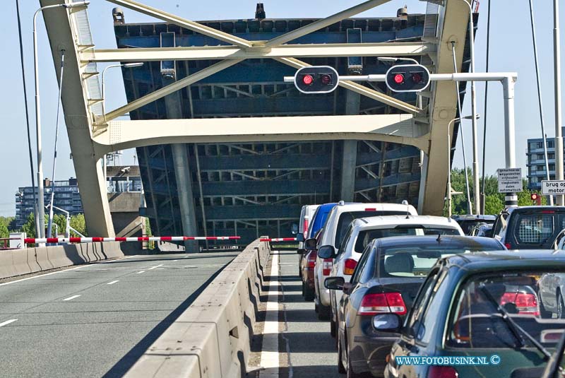 15060402.jpg - PAPENDRECHT - 04 juni 2015 Bruggen zoals de Papendrechtsebrug en stadsbrug veroorzaken vooral in de spitsperioden behoorlijke files op de aansluitende wegen. Dit komt doordat de provincie de recreatie- en beroepsvaart belangrijker vindt en voorrang geeft. Zuid-Holland heeft de afgelopen jaren wel wat maatregelen genomen voor de dagelijkse spitsuren. Dan mogen de bruggen nog maar een beperkt aantal keer open. Bovendien verwacht de provincie veel van het instellen van een 'blauwe golf' waarmee de openstelling van de bruggen, computergestuurd, op elkaar worden afgestemd.Deze digitale foto blijft eigendom van FOTOPERSBURO BUSINK. Wij hanteren de voorwaarden van het N.V.F. en N.V.J. Gebruik van deze foto impliceert dat u bekend bent  en akkoord gaat met deze voorwaarden bij publicatie.EB/ETIENNE BUSINK