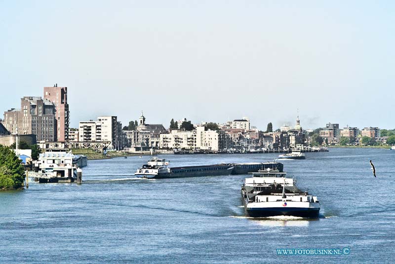 15060403.jpg - DORDRECHT - 04 juni 2015 Vervoer over water moet een volwaardig alternatief worden voor goederenvervoer over de weg. Dat is de inzet van het nieuwe Zuid-Hollandse provinciestuur. Voor de beroepsvaart komen er geen splitssluitingen van bruggen. Brugopeningstijden worden beter op elkaar afgestemd: de zogenoemde Blauwe golf. Dit betekent concreet dat schepen minder hoeven af te remmen en dus energie besparen. Voor de weggebruiker betekent dit dat bruggen minder lang open hoeven.Deze digitale foto blijft eigendom van FOTOPERSBURO BUSINK. Wij hanteren de voorwaarden van het N.V.F. en N.V.J. Gebruik van deze foto impliceert dat u bekend bent  en akkoord gaat met deze voorwaarden bij publicatie.EB/ETIENNE BUSINK