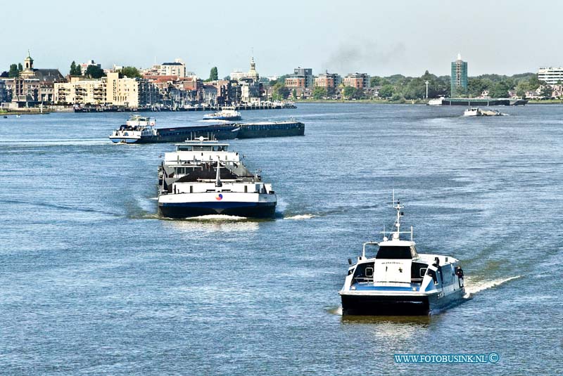 15060404.jpg - DORDRECHT - 04 juni 2015 Vervoer over water moet een volwaardig alternatief worden voor goederenvervoer over de weg. Dat is de inzet van het nieuwe Zuid-Hollandse provinciestuur. Voor de beroepsvaart komen er geen splitssluitingen van bruggen. Brugopeningstijden worden beter op elkaar afgestemd: de zogenoemde Blauwe golf. Dit betekent concreet dat schepen minder hoeven af te remmen en dus energie besparen. Voor de weggebruiker betekent dit dat bruggen minder lang open hoeven.Deze digitale foto blijft eigendom van FOTOPERSBURO BUSINK. Wij hanteren de voorwaarden van het N.V.F. en N.V.J. Gebruik van deze foto impliceert dat u bekend bent  en akkoord gaat met deze voorwaarden bij publicatie.EB/ETIENNE BUSINK