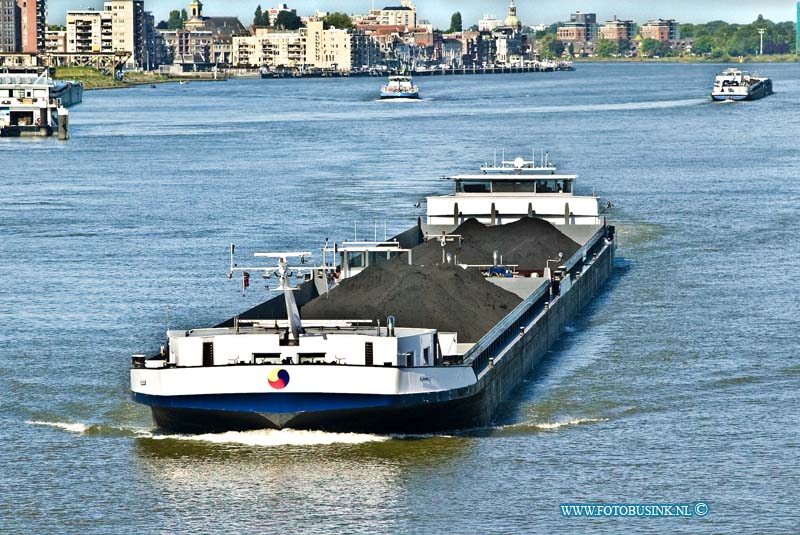 15060405.jpg - DORDRECHT - 04 juni 2015 Vervoer over water moet een volwaardig alternatief worden voor goederenvervoer over de weg. Dat is de inzet van het nieuwe Zuid-Hollandse provinciestuur. Voor de beroepsvaart komen er geen splitssluitingen van bruggen. Brugopeningstijden worden beter op elkaar afgestemd: de zogenoemde Blauwe golf. Dit betekent concreet dat schepen minder hoeven af te remmen en dus energie besparen. Voor de weggebruiker betekent dit dat bruggen minder lang open hoeven.Deze digitale foto blijft eigendom van FOTOPERSBURO BUSINK. Wij hanteren de voorwaarden van het N.V.F. en N.V.J. Gebruik van deze foto impliceert dat u bekend bent  en akkoord gaat met deze voorwaarden bij publicatie.EB/ETIENNE BUSINK