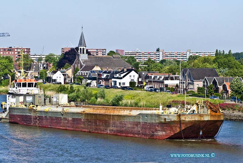 15060406.jpg - DORDRECHT - 04 juni 2015 Vervoer over water moet een volwaardig alternatief worden voor goederenvervoer over de weg. Dat is de inzet van het nieuwe Zuid-Hollandse provinciestuur. Voor de beroepsvaart komen er geen splitssluitingen van bruggen. Brugopeningstijden worden beter op elkaar afgestemd: de zogenoemde Blauwe golf. Dit betekent concreet dat schepen minder hoeven af te remmen en dus energie besparen. Voor de weggebruiker betekent dit dat bruggen minder lang open hoeven.Deze digitale foto blijft eigendom van FOTOPERSBURO BUSINK. Wij hanteren de voorwaarden van het N.V.F. en N.V.J. Gebruik van deze foto impliceert dat u bekend bent  en akkoord gaat met deze voorwaarden bij publicatie.EB/ETIENNE BUSINK