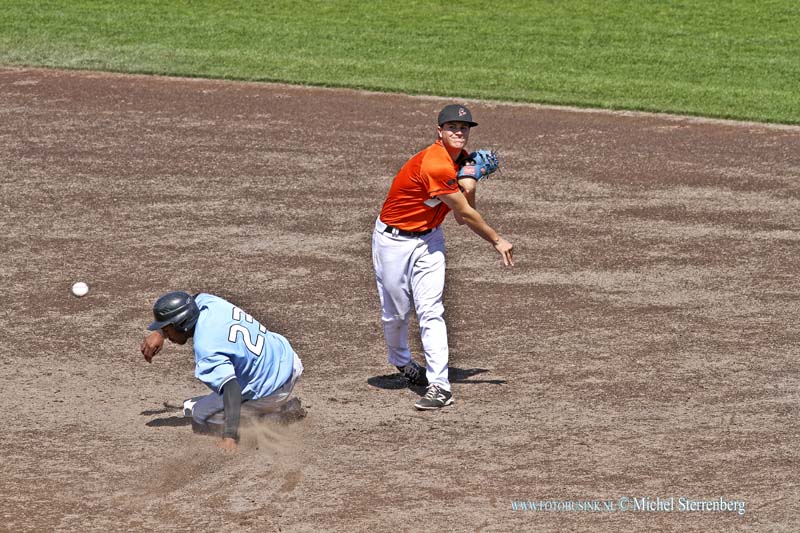 15060407.jpg - ROTTERDAM 4 Juni 2015. Derde speeldag in de strijd om de Europa Cup Baseball. Moment uit de wedstrijd Rimini tegenTempliers de Senart.Deze digitale foto blijft eigendom van FOTOPERSBURO BUSINK. Wij hanteren de voorwaarden van het N.V.F. en N.V.J. Gebruik van deze foto impliceert dat u bekend bent  en akkoord gaat met deze voorwaarden bij publicatie.EB/ETIENNE BUSINK