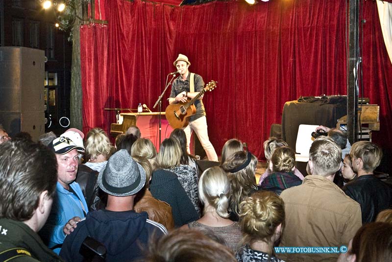 15060608.jpg - DORDRECHT - 06 mei 2015 the singer songwriter festival Vrieseplein met Niels Geusebroek die de sterren van de hemel speelt het publiek gaat uit hun dak.Deze digitale foto blijft eigendom van FOTOPERSBURO BUSINK. Wij hanteren de voorwaarden van het N.V.F. en N.V.J. Gebruik van deze foto impliceert dat u bekend bent  en akkoord gaat met deze voorwaarden bij publicatie.EB/ETIENNE BUSINK