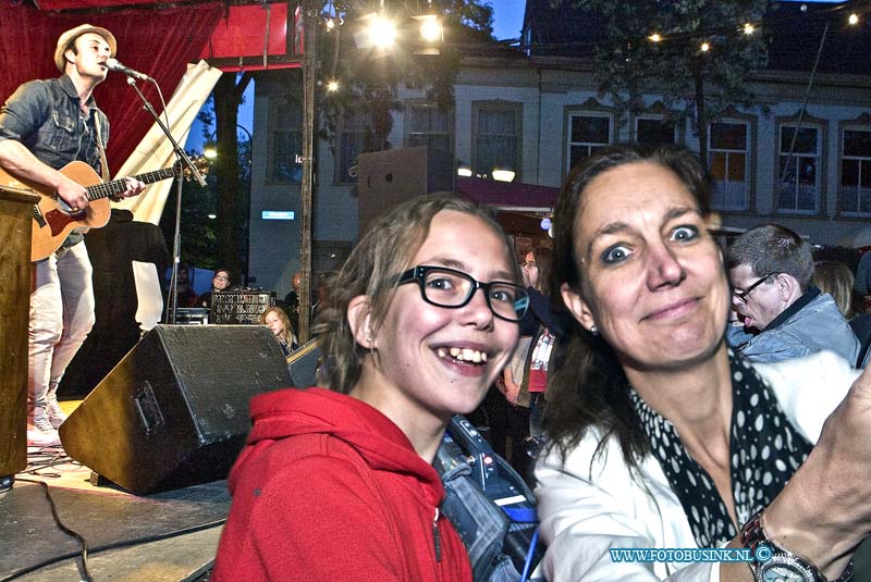 15060609.jpg - DORDRECHT - 06 mei 2015 the singer songwriter festival Vrieseplein met Niels Geusebroek die de sterren van de hemel speelt het publiek gaat uit hun dak.Deze digitale foto blijft eigendom van FOTOPERSBURO BUSINK. Wij hanteren de voorwaarden van het N.V.F. en N.V.J. Gebruik van deze foto impliceert dat u bekend bent  en akkoord gaat met deze voorwaarden bij publicatie.EB/ETIENNE BUSINK