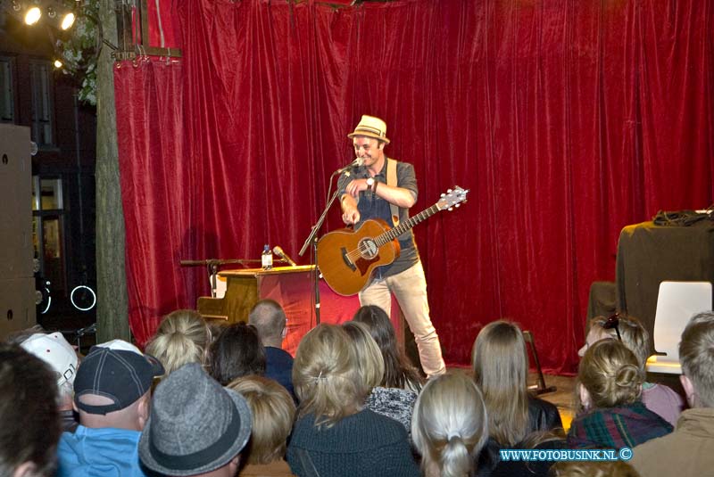 15060613.jpg - DORDRECHT - 06 mei 2015 the singer songwriter festival Vrieseplein met Niels Geusebroek die de sterren van de hemel speelt het publiek gaat uit hun dak.Deze digitale foto blijft eigendom van FOTOPERSBURO BUSINK. Wij hanteren de voorwaarden van het N.V.F. en N.V.J. Gebruik van deze foto impliceert dat u bekend bent  en akkoord gaat met deze voorwaarden bij publicatie.EB/ETIENNE BUSINK