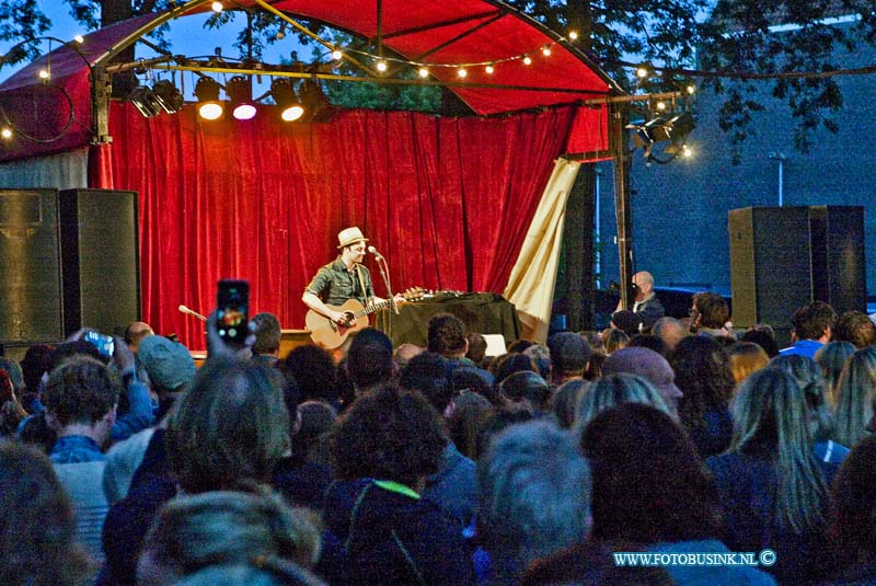 15060614.jpg - DORDRECHT - 06 mei 2015 the singer songwriter festival Vrieseplein met Niels Geusebroek die de sterren van de hemel speelt het publiek gaat uit hun dak.Deze digitale foto blijft eigendom van FOTOPERSBURO BUSINK. Wij hanteren de voorwaarden van het N.V.F. en N.V.J. Gebruik van deze foto impliceert dat u bekend bent  en akkoord gaat met deze voorwaarden bij publicatie.EB/ETIENNE BUSINK