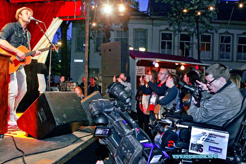 15060615.jpg - DORDRECHT - 06 mei 2015 the singer songwriter festival Vrieseplein met Niels Geusebroek die de sterren van de hemel speelt het publiek gaat uit hun dak.Deze digitale foto blijft eigendom van FOTOPERSBURO BUSINK. Wij hanteren de voorwaarden van het N.V.F. en N.V.J. Gebruik van deze foto impliceert dat u bekend bent  en akkoord gaat met deze voorwaarden bij publicatie.EB/ETIENNE BUSINK