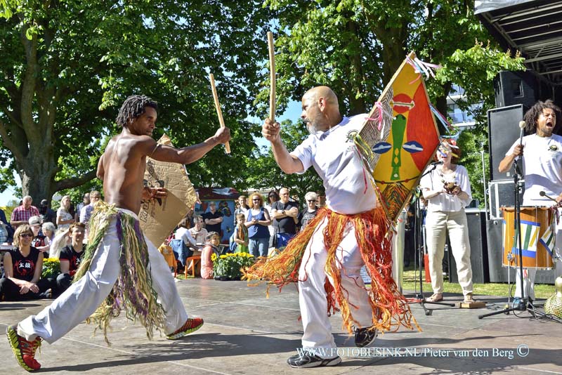 15060620.jpg - PAPENDRECHT - 6 juni 2015 vond voor de vierde keer het Papendrechtse  Wereldfeest plaats. Duizenden bezoekers genoten na aankomst van de  zomerkoningin, in een zonovergoten Vijverpark van verschillende  optredens. Het Wereldfeest was letterlijk en figuurlijk één groot  kleurrijk feest waar zoveel mogelijk in Papendrecht wonende  nationaliteiten zich lieten zien, horen en proeven, waarin hun cultuur  uitblinkt. Deze digitale foto blijft eigendom van FOTOPERSBURO BUSINK. Wij hanteren de voorwaarden van het N.V.F. en N.V.J. Gebruik van deze foto impliceert dat u bekend bent  en akkoord gaat met deze voorwaarden bij publicatie.EB/ETIENNE BUSINK