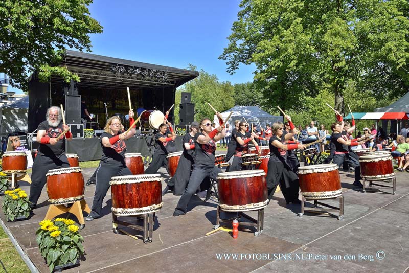 15060621.jpg - PAPENDRECHT - 6 juni 2015 vond voor de vierde keer het Papendrechtse  Wereldfeest plaats. Duizenden bezoekers genoten na aankomst van de  zomerkoningin, in een zonovergoten Vijverpark van verschillende  optredens. Het Wereldfeest was letterlijk en figuurlijk één groot  kleurrijk feest waar zoveel mogelijk in Papendrecht wonende  nationaliteiten zich lieten zien, horen en proeven, waarin hun cultuur  uitblinkt. Deze digitale foto blijft eigendom van FOTOPERSBURO BUSINK. Wij hanteren de voorwaarden van het N.V.F. en N.V.J. Gebruik van deze foto impliceert dat u bekend bent  en akkoord gaat met deze voorwaarden bij publicatie.EB/ETIENNE BUSINK