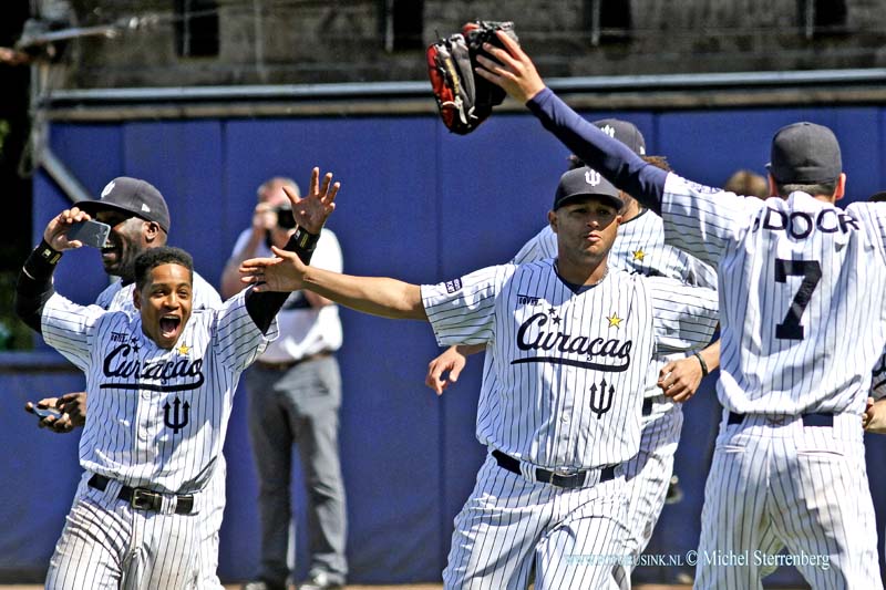 15060702.jpg - ROTTERDAM-De honkballers van het Rotterdamse Curaçao Neptunus hebben zondag 7 Juni 2015 in het eigen Familie Stadion de Europa Cup gewonnen. In de finale werd met 8-2 gewonnen van het Tsjechische Draci Brno. Door de zege heeft Neptunus zich geplaatst voor de European Champions Cup die later dit haar wordt gespeeld.Deze digitale foto blijft eigendom van FOTOPERSBURO BUSINK. Wij hanteren de voorwaarden van het N.V.F. en N.V.J. Gebruik van deze foto impliceert dat u bekend bent  en akkoord gaat met deze voorwaarden bij publicatie.EB/ETIENNE BUSINK