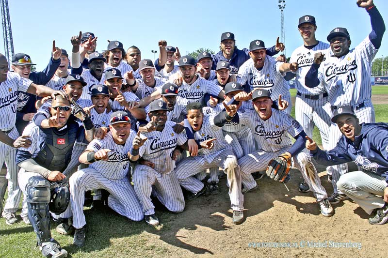 15060703.jpg - ROTTERDAM-De honkballers van het Rotterdamse Curaçao Neptunus hebben zondag 7 Juni 2015 in het eigen Familie Stadion de Europa Cup gewonnen. In de finale werd met 8-2 gewonnen van het Tsjechische Draci Brno. Door de zege heeft Neptunus zich geplaatst voor de European Champions Cup die later dit haar wordt gespeeld.Deze digitale foto blijft eigendom van FOTOPERSBURO BUSINK. Wij hanteren de voorwaarden van het N.V.F. en N.V.J. Gebruik van deze foto impliceert dat u bekend bent  en akkoord gaat met deze voorwaarden bij publicatie.EB/ETIENNE BUSINK