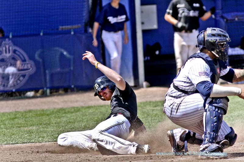 15060705.jpg - ROTTERDAM-De honkballers van het Rotterdamse Curaçao Neptunus hebben zondag 7 Juni 2015 in het eigen Familie Stadion de Europa Cup gewonnen. In de finale werd met 8-2 gewonnen van het Tsjechische Draci Brno. Door de zege heeft Neptunus zich geplaatst voor de European Champions Cup die later dit haar wordt gespeeld.Deze digitale foto blijft eigendom van FOTOPERSBURO BUSINK. Wij hanteren de voorwaarden van het N.V.F. en N.V.J. Gebruik van deze foto impliceert dat u bekend bent  en akkoord gaat met deze voorwaarden bij publicatie.EB/ETIENNE BUSINK