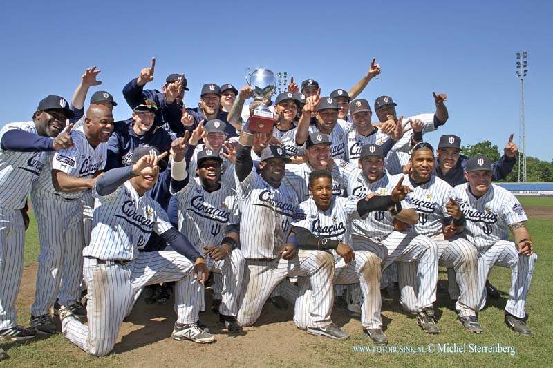 15060706.jpg - ROTTERDAM-De honkballers van het Rotterdamse Curaçao Neptunus hebben zondag 7 Juni 2015 in het eigen Familie Stadion de Europa Cup gewonnen. In de finale werd met 8-2 gewonnen van het Tsjechische Draci Brno. Door de zege heeft Neptunus zich geplaatst voor de European Champions Cup die later dit haar wordt gespeeld.Deze digitale foto blijft eigendom van FOTOPERSBURO BUSINK. Wij hanteren de voorwaarden van het N.V.F. en N.V.J. Gebruik van deze foto impliceert dat u bekend bent  en akkoord gaat met deze voorwaarden bij publicatie.EB/ETIENNE BUSINK