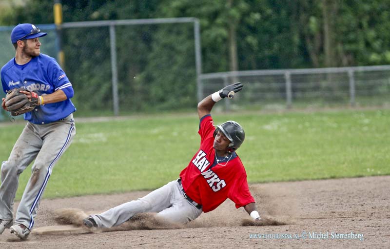 15061401.jpg - DORDRECHT - 14 Juni 2015  Op het sportcomplex Krommedijk in Dordrecht wint Vaessen Pioniers  zondagmiddag het hoofdklasse honkbalduel tegen Mampaey The Hawks in negen slagbeurten met 7-13.NOVUM COPYRIGHT ETIENNE BUSINK