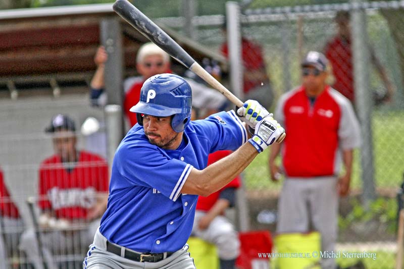 15061402.jpg - DORDRECHT - 14 Juni 2015  Op het sportcomplex Krommedijk in Dordrecht wint Vaessen Pioniers  zondagmiddag het hoofdklasse honkbalduel tegen Mampaey The Hawks in negen slagbeurten met 7-13.NOVUM COPYRIGHT ETIENNE BUSINK