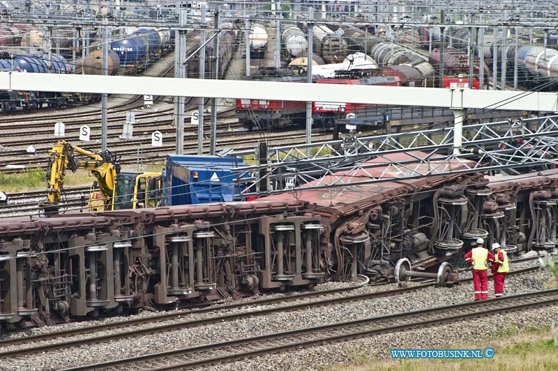 15061701.jpg - ZWIJNDRECHT - 17-06-2015 Na de ontsporing van dinsdagavond op rangeerterrein Kijfhoek. Is het treinverkeer van en naar Rotterdam via de Betuweroute weer op gang gekomen. Ook het bergen is begonnen van de treinwagons.Deze digitale foto blijft eigendom van FOTOPERSBURO BUSINK. Wij hanteren de voorwaarden van het N.V.F. en N.V.J. Gebruik van deze foto impliceert dat u bekend bent  en akkoord gaat met deze voorwaarden bij publicatie.EB/ETIENNE BUSINK