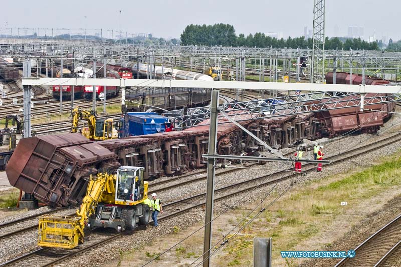 15061702.jpg - ZWIJNDRECHT - 17-06-2015 Na de ontsporing van dinsdagavond op rangeerterrein Kijfhoek. Is het treinverkeer van en naar Rotterdam via de Betuweroute weer op gang gekomen. Ook het bergen is begonnen van de treinwagons.Deze digitale foto blijft eigendom van FOTOPERSBURO BUSINK. Wij hanteren de voorwaarden van het N.V.F. en N.V.J. Gebruik van deze foto impliceert dat u bekend bent  en akkoord gaat met deze voorwaarden bij publicatie.EB/ETIENNE BUSINK