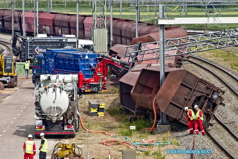 15061703.jpg - ZWIJNDRECHT - 17-06-2015 Na de ontsporing van dinsdagavond op rangeerterrein Kijfhoek. Is het treinverkeer van en naar Rotterdam via de Betuweroute weer op gang gekomen. Ook het bergen is begonnen van de treinwagons.Deze digitale foto blijft eigendom van FOTOPERSBURO BUSINK. Wij hanteren de voorwaarden van het N.V.F. en N.V.J. Gebruik van deze foto impliceert dat u bekend bent  en akkoord gaat met deze voorwaarden bij publicatie.EB/ETIENNE BUSINK