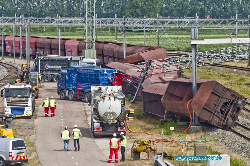 15061705.jpg - ZWIJNDRECHT - 17-06-2015 Na de ontsporing van dinsdagavond op rangeerterrein Kijfhoek. Is het treinverkeer van en naar Rotterdam via de Betuweroute weer op gang gekomen. Ook het bergen is begonnen van de treinwagons.Deze digitale foto blijft eigendom van FOTOPERSBURO BUSINK. Wij hanteren de voorwaarden van het N.V.F. en N.V.J. Gebruik van deze foto impliceert dat u bekend bent  en akkoord gaat met deze voorwaarden bij publicatie.EB/ETIENNE BUSINK