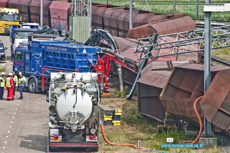 15061706.jpg - ZWIJNDRECHT - 17-06-2015 Na de ontsporing van dinsdagavond op rangeerterrein Kijfhoek. Is het treinverkeer van en naar Rotterdam via de Betuweroute weer op gang gekomen. Ook het bergen is begonnen van de treinwagons.Deze digitale foto blijft eigendom van FOTOPERSBURO BUSINK. Wij hanteren de voorwaarden van het N.V.F. en N.V.J. Gebruik van deze foto impliceert dat u bekend bent  en akkoord gaat met deze voorwaarden bij publicatie.EB/ETIENNE BUSINK