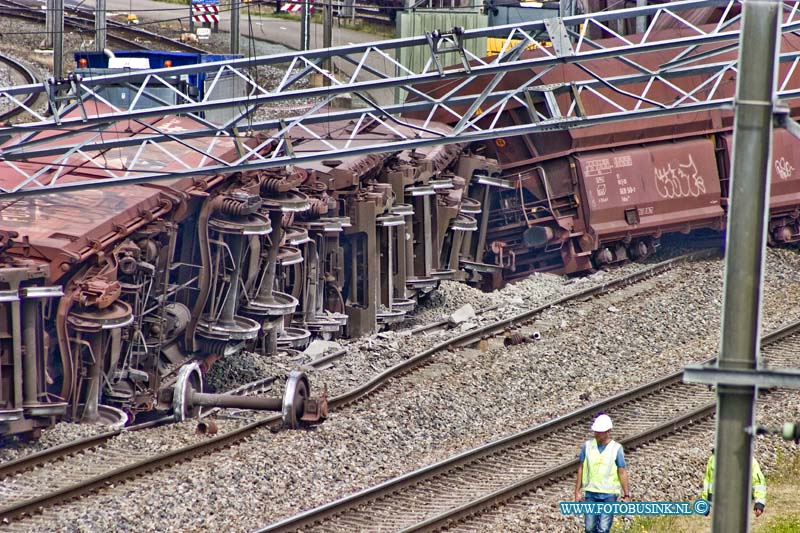 15061707.jpg - ZWIJNDRECHT - 17-06-2015 Na de ontsporing van dinsdagavond op rangeerterrein Kijfhoek. Is het treinverkeer van en naar Rotterdam via de Betuweroute weer op gang gekomen. Ook het bergen is begonnen van de treinwagons.Deze digitale foto blijft eigendom van FOTOPERSBURO BUSINK. Wij hanteren de voorwaarden van het N.V.F. en N.V.J. Gebruik van deze foto impliceert dat u bekend bent  en akkoord gaat met deze voorwaarden bij publicatie.EB/ETIENNE BUSINK