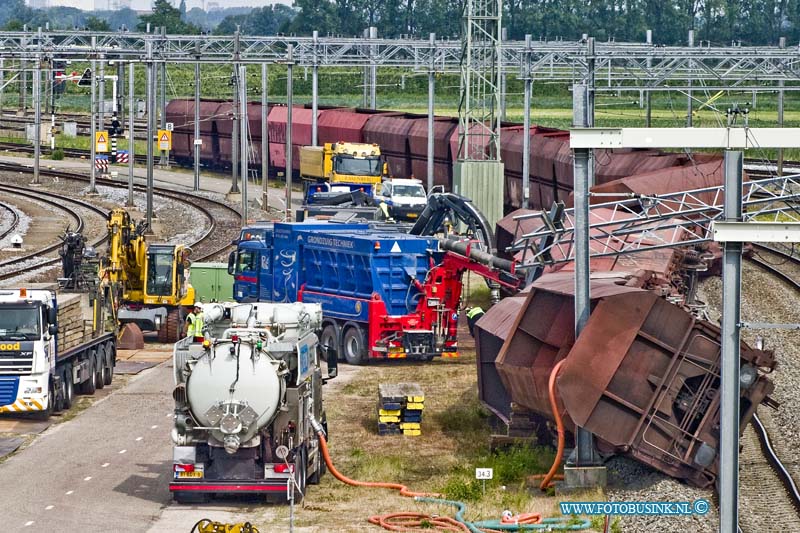 15061708.jpg - ZWIJNDRECHT - 17-06-2015 Na de ontsporing van dinsdagavond op rangeerterrein Kijfhoek. Is het treinverkeer van en naar Rotterdam via de Betuweroute weer op gang gekomen. Ook het bergen is begonnen van de treinwagons.Deze digitale foto blijft eigendom van FOTOPERSBURO BUSINK. Wij hanteren de voorwaarden van het N.V.F. en N.V.J. Gebruik van deze foto impliceert dat u bekend bent  en akkoord gaat met deze voorwaarden bij publicatie.EB/ETIENNE BUSINK