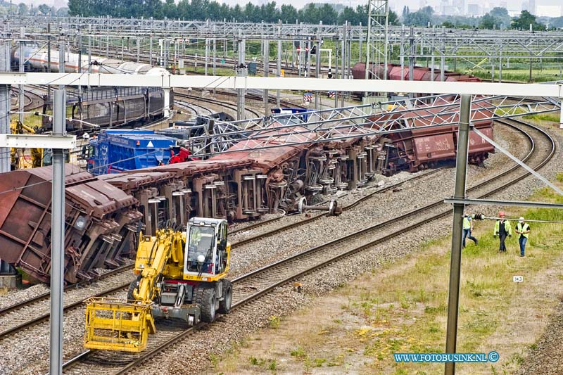 15061709.jpg - ZWIJNDRECHT - 17-06-2015 Na de ontsporing van dinsdagavond op rangeerterrein Kijfhoek. Is het treinverkeer van en naar Rotterdam via de Betuweroute weer op gang gekomen. Ook het bergen is begonnen van de treinwagons.Deze digitale foto blijft eigendom van FOTOPERSBURO BUSINK. Wij hanteren de voorwaarden van het N.V.F. en N.V.J. Gebruik van deze foto impliceert dat u bekend bent  en akkoord gaat met deze voorwaarden bij publicatie.EB/ETIENNE BUSINK