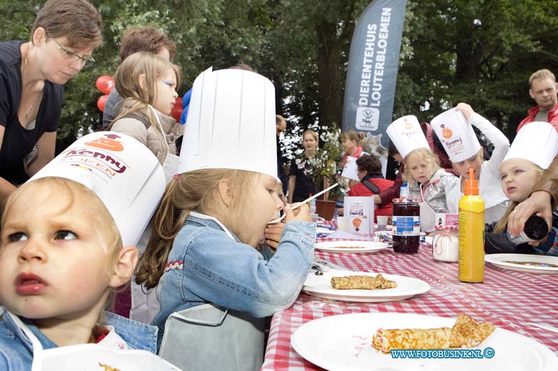 15062001.jpg - DORDRECHT - 20-06-2015 het Pets & Pancakes festival bij Dierentehuis Louterbloemen werd dit jaar ook weer druk bezocht door jong en oud. Er werd volop pannenkoeken genutigd en ook de dieren werden weer reuze verwend, smink en gilter tatoos en de tekenaar deden het reuze goed bij de kinderen. Aanhet einde van dag was er nog de oer gezelige maar altijd rommelige Bingo.Deze digitale foto blijft eigendom van FOTOPERSBURO BUSINK. Wij hanteren de voorwaarden van het N.V.F. en N.V.J. Gebruik van deze foto impliceert dat u bekend bent  en akkoord gaat met deze voorwaarden bij publicatie.EB/ETIENNE BUSINK