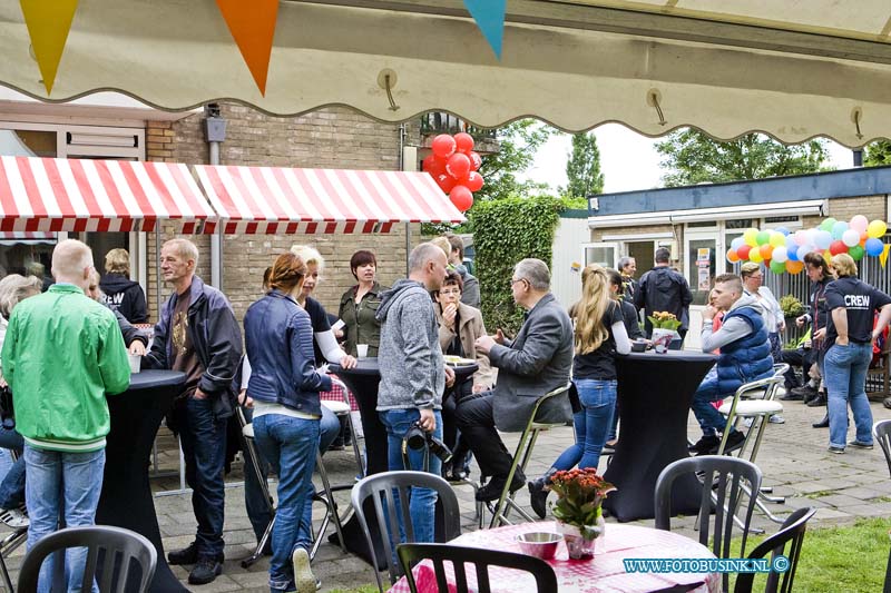 15062003.jpg - DORDRECHT - 20-06-2015 het Pets & Pancakes festival bij Dierentehuis Louterbloemen werd dit jaar ook weer druk bezocht door jong en oud. Er werd volop pannenkoeken genutigd en ook de dieren werden weer reuze verwend, smink en gilter tatoos en de tekenaar deden het reuze goed bij de kinderen. Aanhet einde van dag was er nog de oer gezelige maar altijd rommelige Bingo.Deze digitale foto blijft eigendom van FOTOPERSBURO BUSINK. Wij hanteren de voorwaarden van het N.V.F. en N.V.J. Gebruik van deze foto impliceert dat u bekend bent  en akkoord gaat met deze voorwaarden bij publicatie.EB/ETIENNE BUSINK