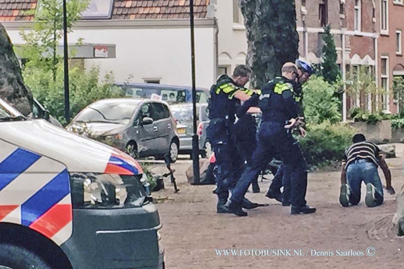 15062401.jpg - DORDRECHT - 24 juni 2015 Achter de kermis thv Yulius op het gelderlozepad was er een jongeman die mogelijk een vuurwapen bij zich droeg volgens de politie kregen ze een melding dat er iemand met een wapen rond liep op de kermis die mogelijk een persoon had bedreigt en uitgescholden politie ging hem met getrokken pistolen te lijf maar verdachte gooide zijn wapen al snel weg het is niet bekend of het wapen echt of nep was Deze digitale foto blijft eigendom van FOTOPERSBURO BUSINK. Wij hanteren de voorwaarden van het N.V.F. en N.V.J. Gebruik van deze foto impliceert dat u bekend bent  en akkoord gaat met deze voorwaarden bij publicatie.EB/ETIENNE BUSINK