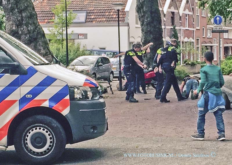 15062403.jpg - DORDRECHT - 24 juni 2015 Achter de kermis thv Yulius op het gelderlozepad was er een jongeman die mogelijk een vuurwapen bij zich droeg volgens de politie kregen ze een melding dat er iemand met een wapen rond liep op de kermis die mogelijk een persoon had bedreigt en uitgescholden politie ging hem met getrokken pistolen te lijf maar verdachte gooide zijn wapen al snel weg het is niet bekend of het wapen echt of nep was Deze digitale foto blijft eigendom van FOTOPERSBURO BUSINK. Wij hanteren de voorwaarden van het N.V.F. en N.V.J. Gebruik van deze foto impliceert dat u bekend bent  en akkoord gaat met deze voorwaarden bij publicatie.EB/ETIENNE BUSINK