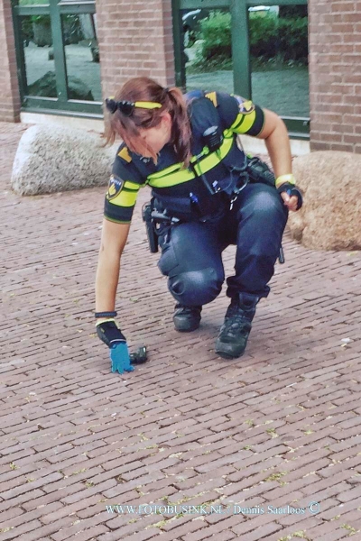 15062404.jpg - DORDRECHT - 24 juni 2015 Achter de kermis thv Yulius op het gelderlozepad was er een jongeman die mogelijk een vuurwapen bij zich droeg volgens de politie kregen ze een melding dat er iemand met een wapen rond liep op de kermis die mogelijk een persoon had bedreigt en uitgescholden politie ging hem met getrokken pistolen te lijf maar verdachte gooide zijn wapen al snel weg het is niet bekend of het wapen echt of nep was Deze digitale foto blijft eigendom van FOTOPERSBURO BUSINK. Wij hanteren de voorwaarden van het N.V.F. en N.V.J. Gebruik van deze foto impliceert dat u bekend bent  en akkoord gaat met deze voorwaarden bij publicatie.EB/ETIENNE BUSINK