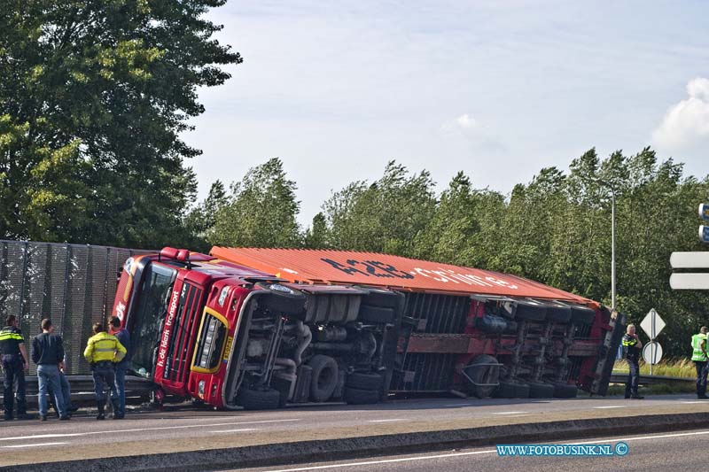 15062405.jpg - PAPENDRECHT - 24 juni 2015 Vrachtwagen gekanteld op de afrit A15 rondweg N3. verkeer gestremd geen gewonden wel veel matriele schade.NOVUM COPYRIGHT ETIENNE BUSINK